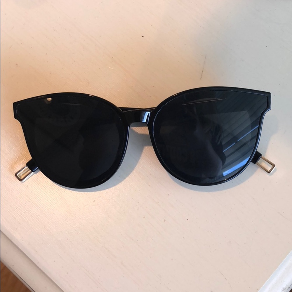 Black oversized sunglasses
